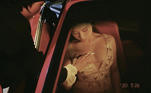 雞排妹邪惡視角「趴趴走」！手遊廣告上公車 雪白雙峰露一半