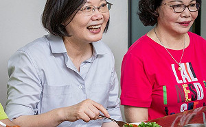 最後的三倍券留給庇護工場！蔡英文自掏腰包啖肉圓：一定要加香菜