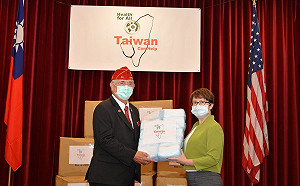 蕭美琴代表我國  捐贈美退伍軍人口罩增進台美友好
