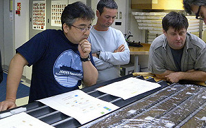 史上最長壽！上億年歷史微生物被喚醒 會吃還會長