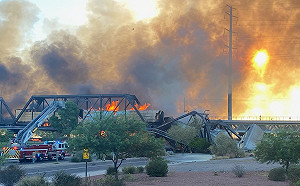 有驚無險！美載運化學品火車出軌橋塌 一度陷火海