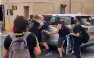 (影) 紐約便衣警將女性拖進不明休旅車挨轟 示威者包圍警局長家