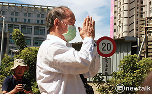 李登輝辭世》民眾靈前跪拜　喊「以前不知民主 只知蔣總統萬歲」