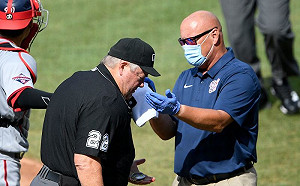 MLB／當場濺血！67歲主審遭球棒爆頭　縫合後還重回場上(影)