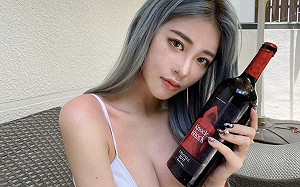 美麗妄娜胸前驚現「神秘陰影」 網嗨爆：暈好暈滿！