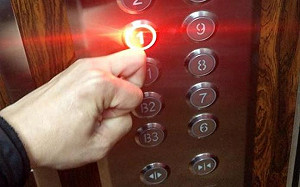 二樓住戶搭電梯會惹人厭？兩派人馬戰翻揭關鍵：素質在哪