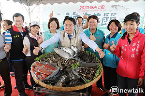 七股海鮮節開幕摸蛤人潮大爆滿 黃偉哲推薦好吃好玩好去處