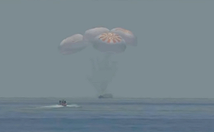 (影) 商用太空時代新紀元 SpaceX太空船結束2個月任務 2太空人「濺落」降落