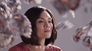 「勇敢。為了下一代」李眉蓁釋競選影片 被丟紙屑暗喻遭攻擊