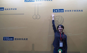 賴品妤逛運動產業博覽會「拉鍊都沒拉」自嘲：不太確定黨部在哪裡