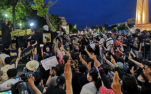 怒犯龍顏 200抗議者持魔法杖要泰王自宮權力