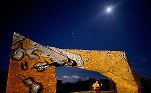 夜賞藝術品和光雕秀！朱銘美術館週六夜間免費開放至9時