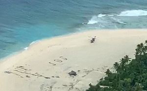 (影) 沙灘上的SOS標誌 救了困在太平洋島嶼的3水手