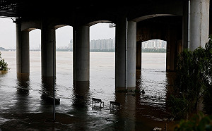 南韓大雨致13死13失蹤  文在寅緊急召開會議應對