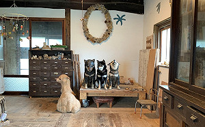 (影)明明只刻了2個柴柴木雕　藝術家：怎麼多了一隻還會動？