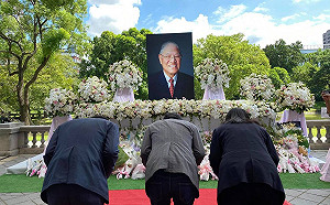 陳其邁赴台北賓館悼念李登輝 「我們用生命守護民主」