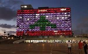 因大爆炸擱置敵我 特拉維夫市政廳秀黎巴嫩國旗