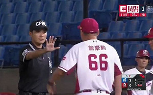 中職／安打變高飛必死球 中職裁判邱景彥再度下二軍(影)