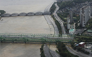 南韓豪雨釀卅萬頭牛死亡  漢江時隔9年再發布洪水警報