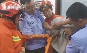 喂，119嗎？我是110 我們這有個手銬打不開了……