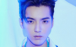 187公分吳亦凡走秀背2倍大玩偶  反差萌網笑噴：我哥真帥