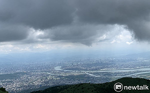 (影)日本火山灰飄台！北部、花東空品受影響