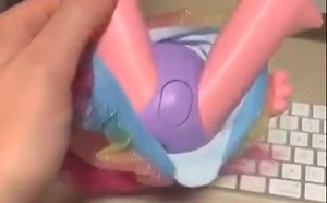 教壞囝仔! 按鈕竟在玩偶那裡... 15萬人指控孩之寶不當