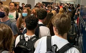 (影) 肺炎疫情下硬要開學 美高中生po「擁擠的走廊」影片遭停學