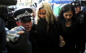 英國電視節目主持人弗拉克自殺 驗屍官公布原因是........