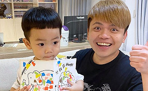 蔡桃貴送父親手工卡片！網推：好可愛不小心切了爸爸