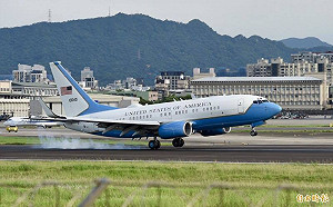 美日政要專機「同日來台」 王定宇：代表台灣外交努力與突破