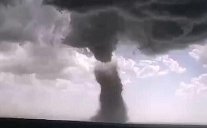 (影) 恐怖畫面！蒙古遭龍捲風襲擊 33人受傷