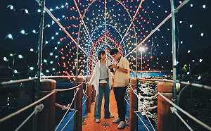 漫步睡蓮池！走發光浮動棧道夜賞雙溪花田