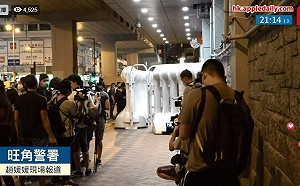 黎智英等人晚間將獲准保釋？大批記者旺角警署外緊盯