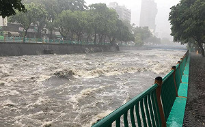 暴雨強襲台中市  最大時雨量超負荷  多處嚴重積水