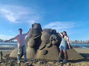 八里沙雕與光雕8/16開展 「沙．光」手機記憶體 