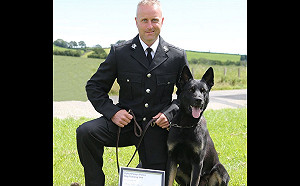 菜鳥警犬第一天上工　迅速找到失蹤母子驕傲立功！