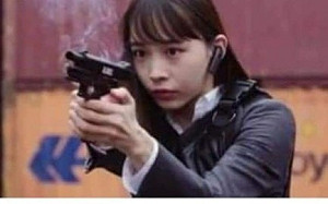 網友拿假面騎士劇照稱周庭「接受軍事支援」黃之鋒：人一藍腦就殘