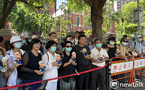 送他最後一程！台聯網路號召民眾持李登輝公仔到濟南教會