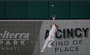 MLB／牆前展現忍者般接殺美技　秋山翔吾化解失分危機(影)