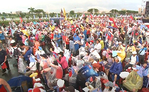 李眉蓁選前之夜遇豪雨  韓粉不退熱情相挺