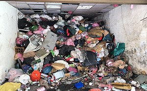 登革熱防疫死角！桃市3層樓房變垃圾屋 積水容器變孑孓大本營