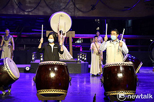 黃偉哲陪蔡英文參訪十鼓文創園區 力讚仁德糖廠工業遺產