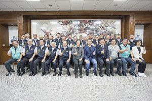 高雄市長補選穩操勝券  蔡英文輕鬆台中拜廟還願