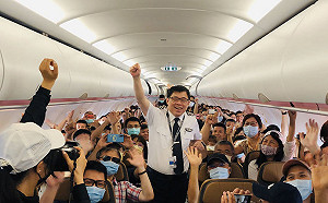 張國煒駕機帶員工粉絲出遊 飛到釣魚台上空