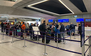 突將法國加入隔離名單 英16萬遊客上演「逃亡潮」