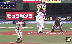 日職／村田兆治「巨斧投法」開球　70歲的快速球令人期待(影)