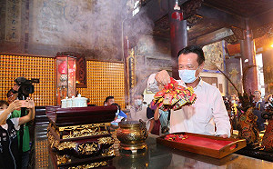 友善銀髮族  嘉義縣長翁章梁廟埕開講祈福