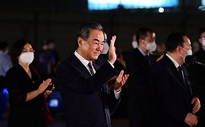 王毅接機休士頓領館全員 網譙這夥人堵廁所立什麼功