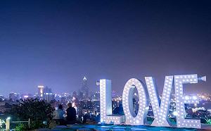 高雄七夕好浪漫！愛河透明玻璃屋大方秀恩愛